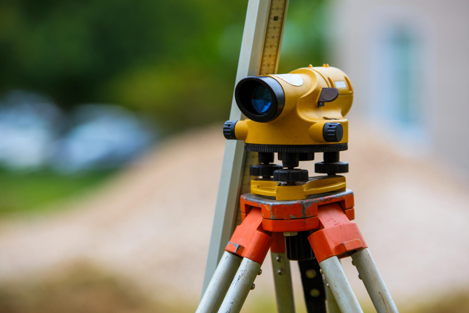 Du matériel de topographie neuf utilisé par des professionnels du BTP.